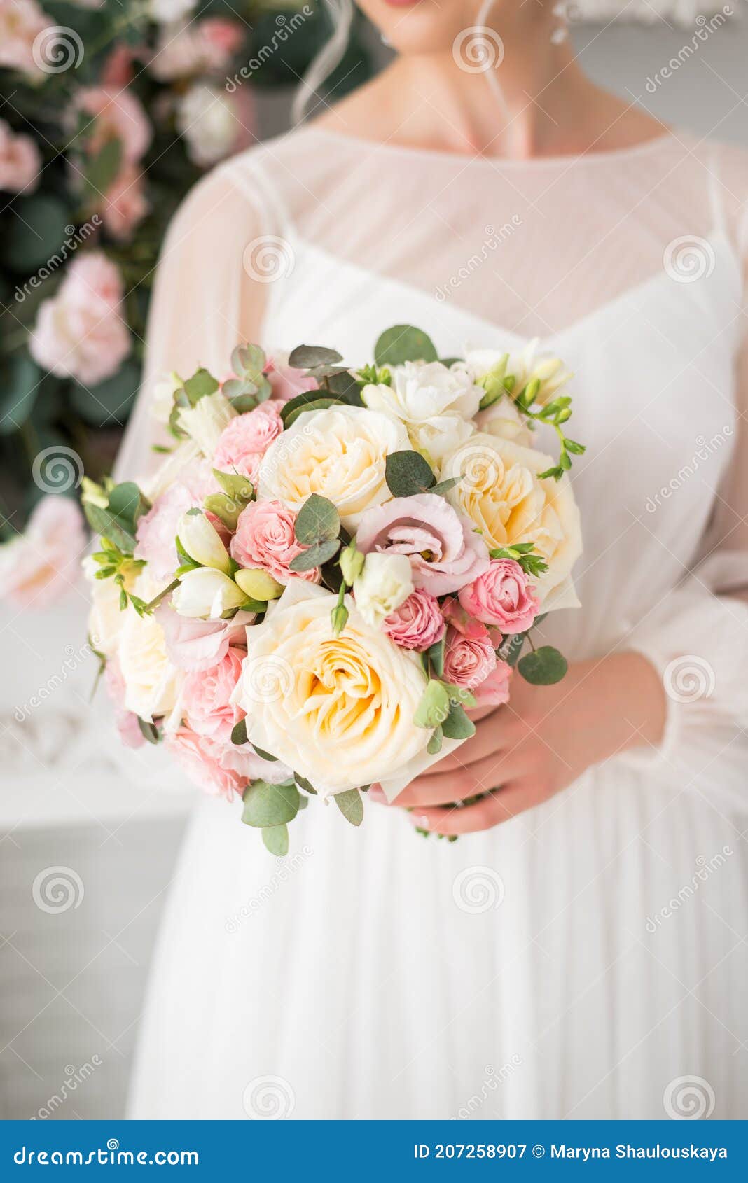 Bouquet De Casamento Com Creme E Rosas Cor-de-rosa Nas Mãos Da Noiva.  Flores Delicadas Vestidas. Bouquet De Primavera Imagem de Stock - Imagem de  eucalipto, feriado: 207258907