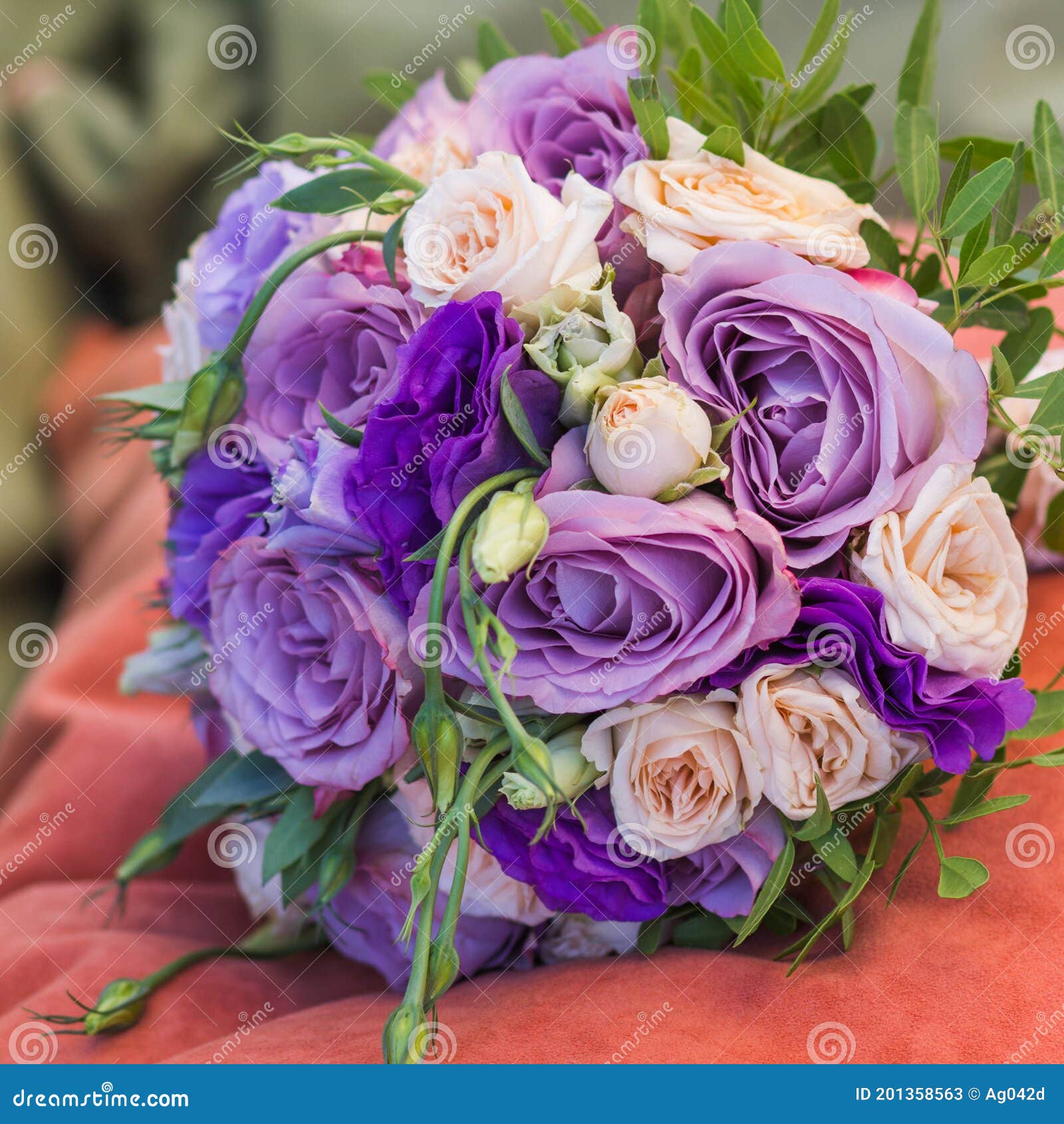 Bouquet De Casamento Em Um Buquê De Noiva Laranja Do Spray De Rosa Rosa  Roseira Roseira Roxa Lira Violeta Eustoma Violeta Imagem de Stock - Imagem  de arbusto, creme: 201358563
