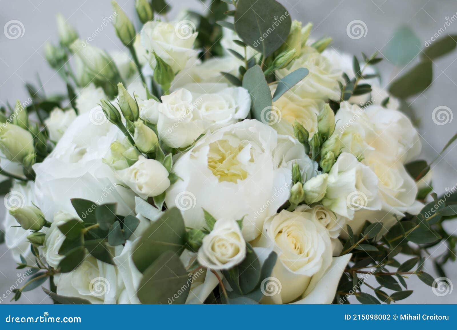 Bouquet De Casamentos Brancos Composto De Rosas De Pénia Lisianthus Freesia  E Eucalifo. Fechar Foto de Stock - Imagem de amor, mulher: 215098002