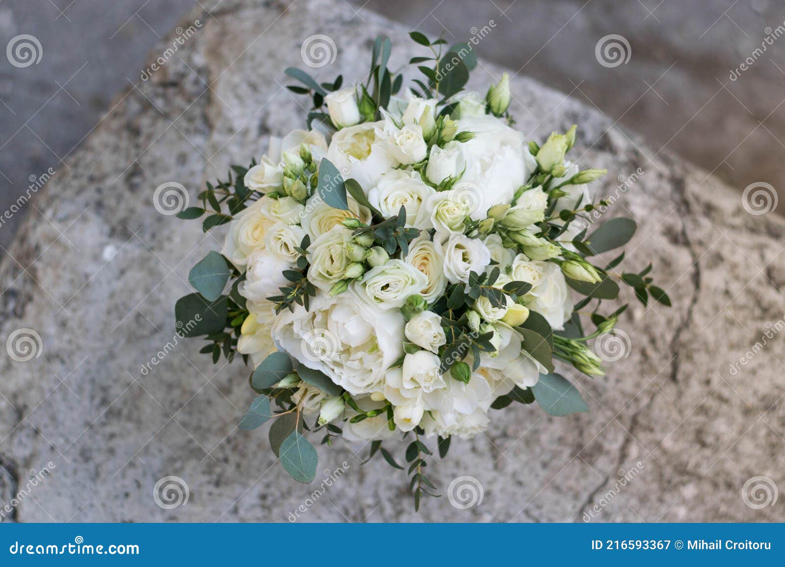 Bouquet De Casamentos Brancos Composto De Rosas De Pénia Lisianthus Freesia  E Eucalifo. Vista Superior Imagem de Stock - Imagem de projeto, buquê:  216593367