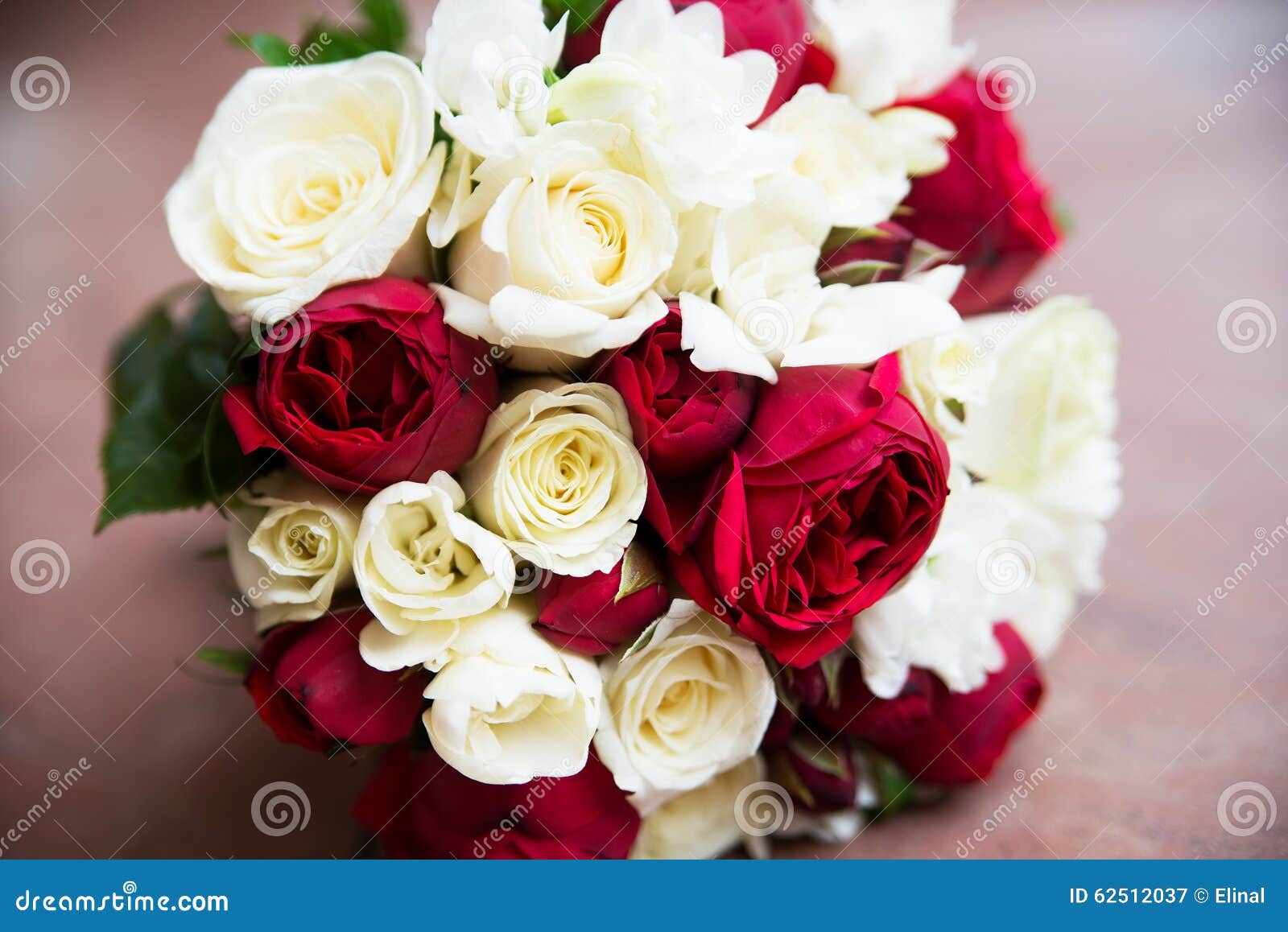 Bouquet De Fleur De Mariage Avec Les Roses Rouge-rose Et Blanches Image  stock - Image du floral, rose: 62512037