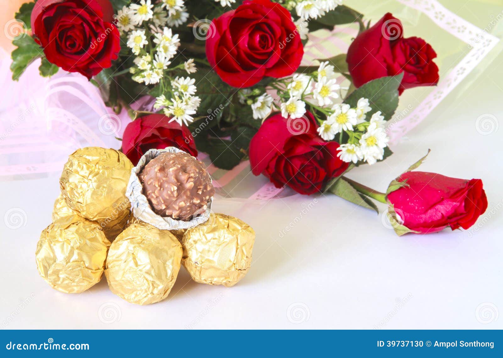 Bouquet De Fleur De Rose De Rouge Avec La Boule De Chocolat Photo stock -  Image du bouquet, fleur: 39737130