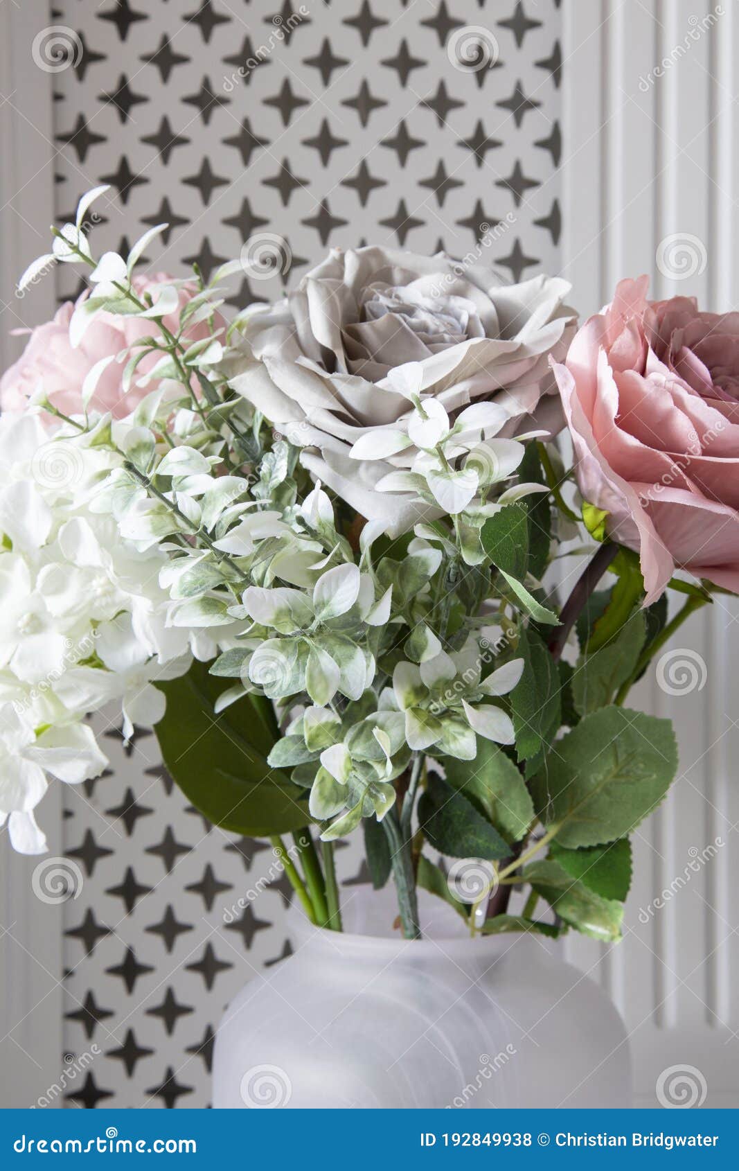 Bouquet De Fleurs Artificielles Dans Un Vase Photo stock - Image du vert,  pétale: 192849938