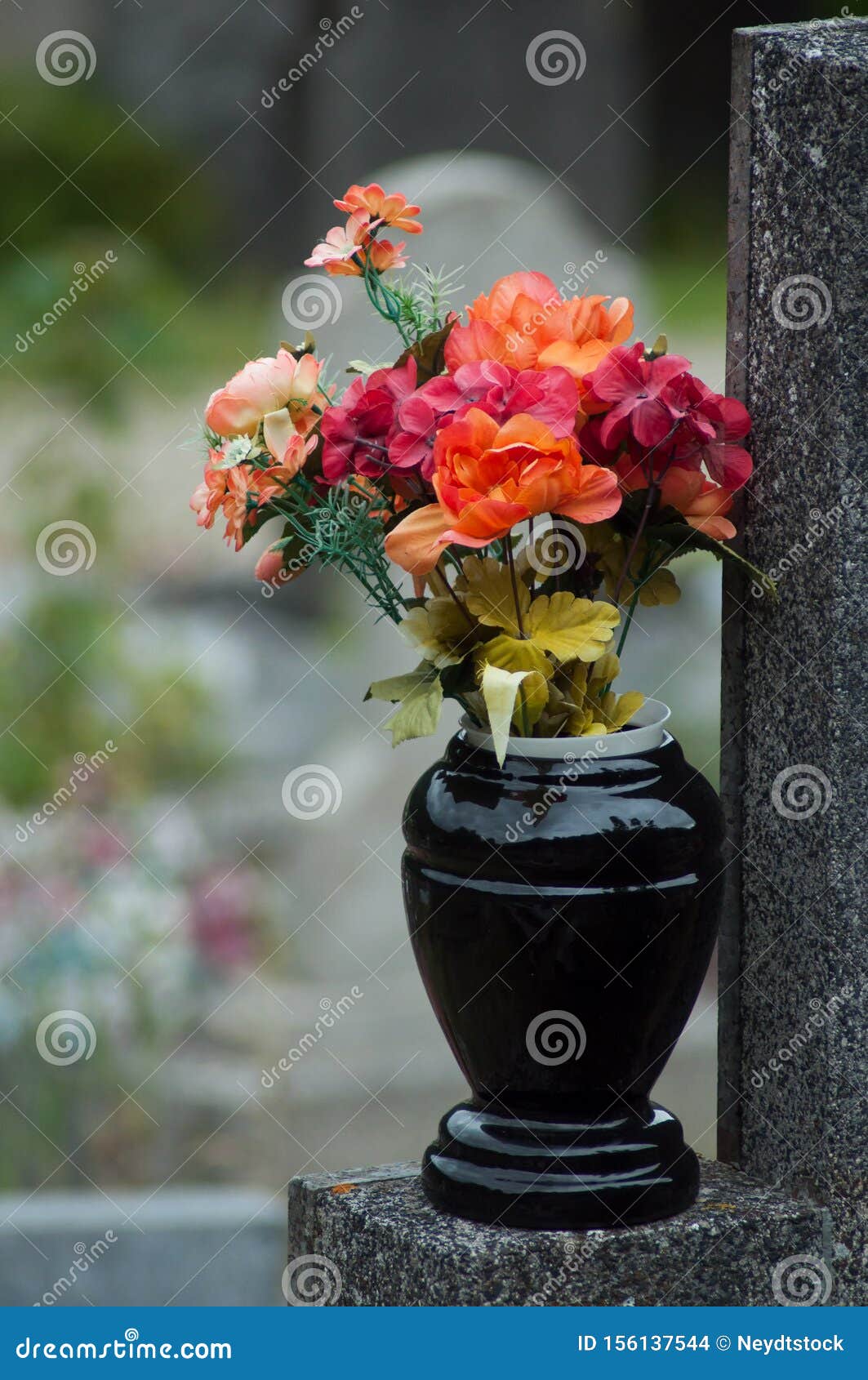 Bouquet De Fleurs Artificielles En Pot Sur La Tombe Dans Le Cimetière Photo  stock - Image du beau, fleur: 156137544