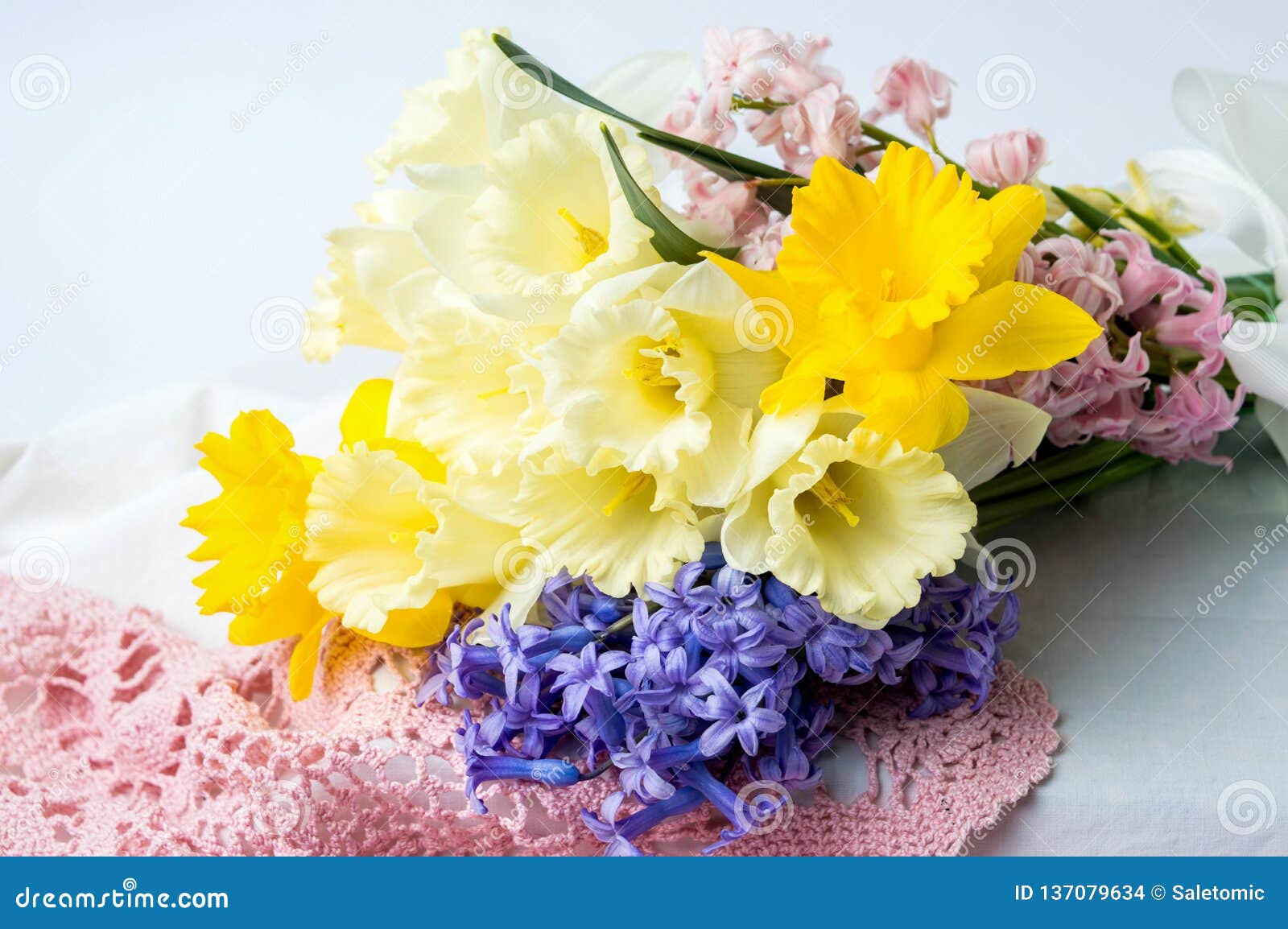 Bouquet De Fleurs De Ressort De Jacinthe Et De Narcisse Photo stock - Image  du narcisse, nature: 137079634