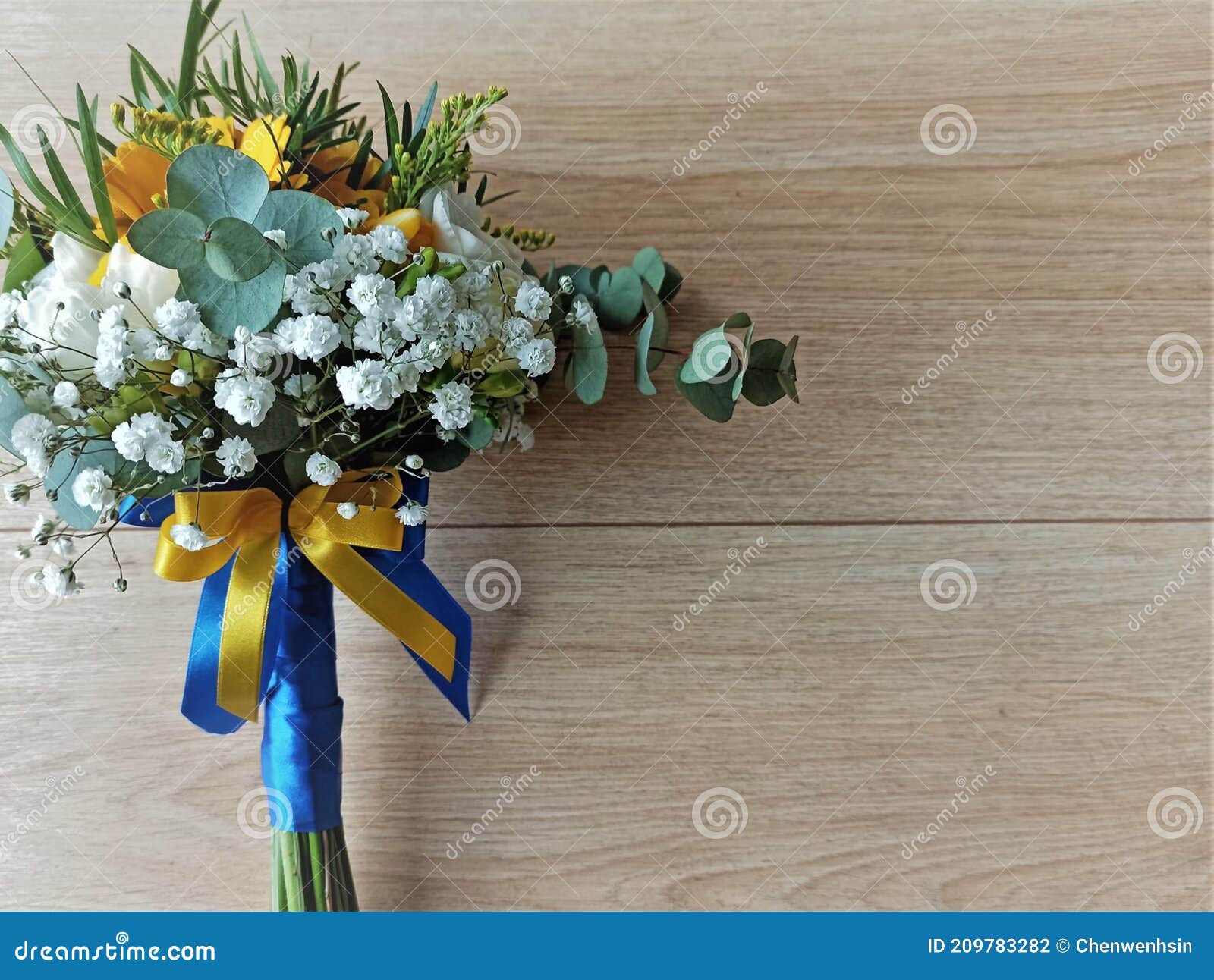 Bouquet De Flores De Casamento Embrulhado Com Fitas Azuis E Amarelas. Foto  de Stock - Imagem de flores, festivo: 209783282