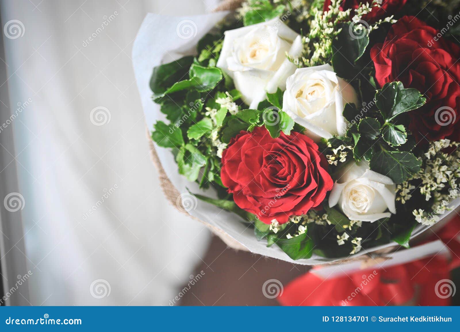 Bouquet De Fond De Roses Rouges Et Blanches. Fleurs Naturelles De Mariage.  Saint-Valentin Ou 8 Mars Cadeau Floral Image stock - Image du frais, amour:  128134701