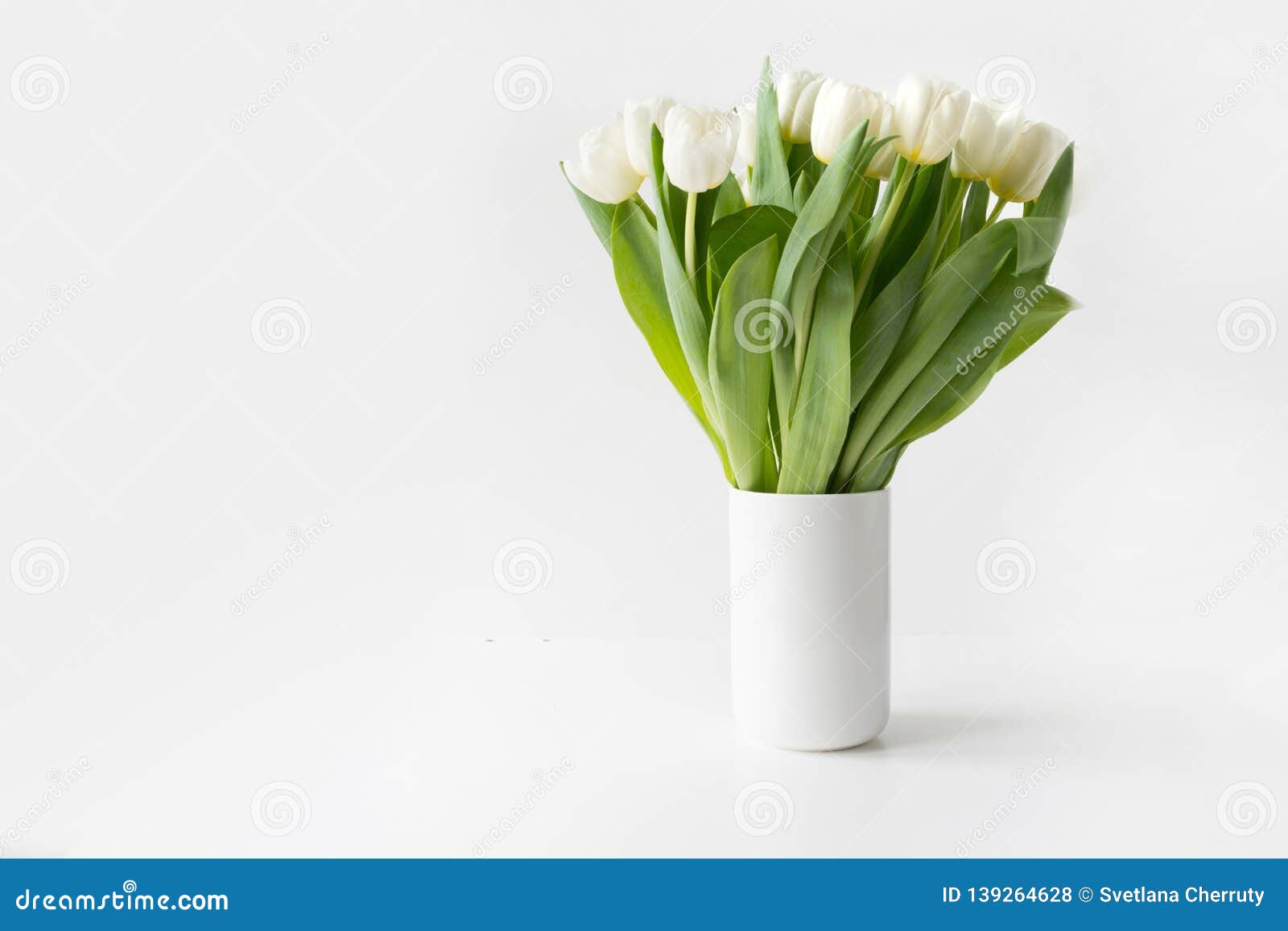 Bouquet De La Tulipe Blanche Dans Le Vase Sur Le Blanc Illustration Stock -  Illustration du valentin, anniversaire: 139264628
