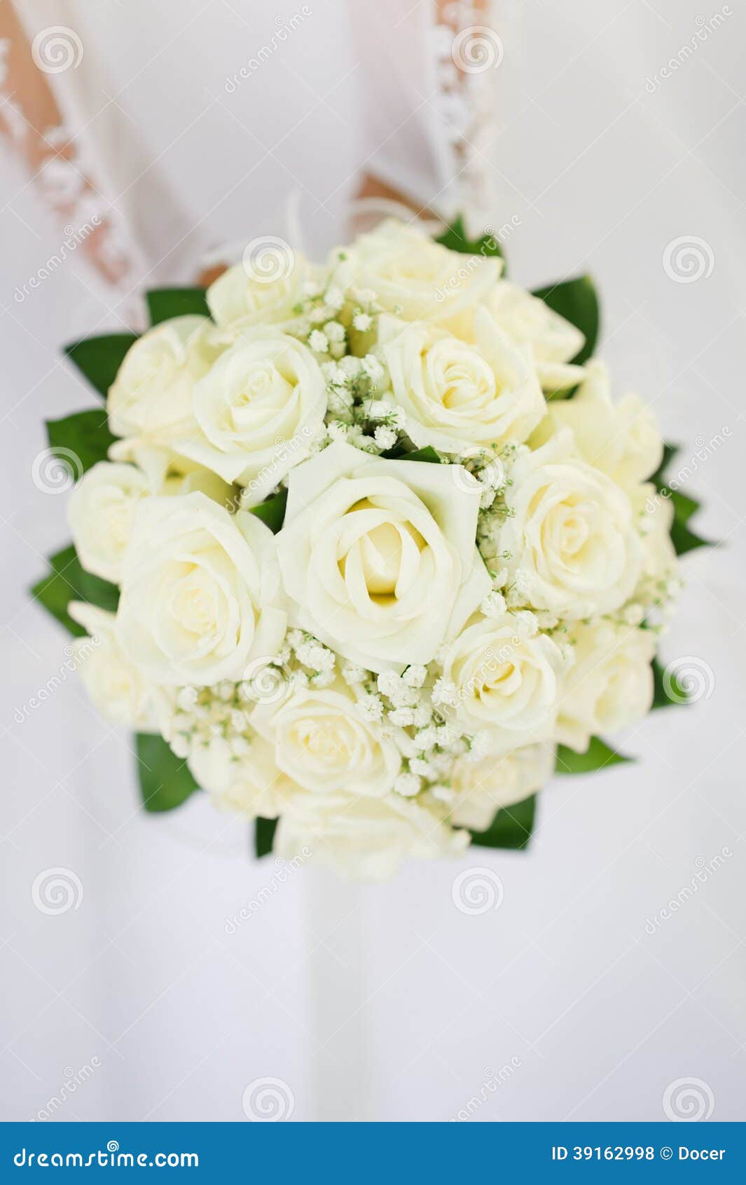 Bouquet De Mariage Avec Beaucoup De Roses Blanches Dans Des Mains Photo  stock - Image du flou, beau: 39162998
