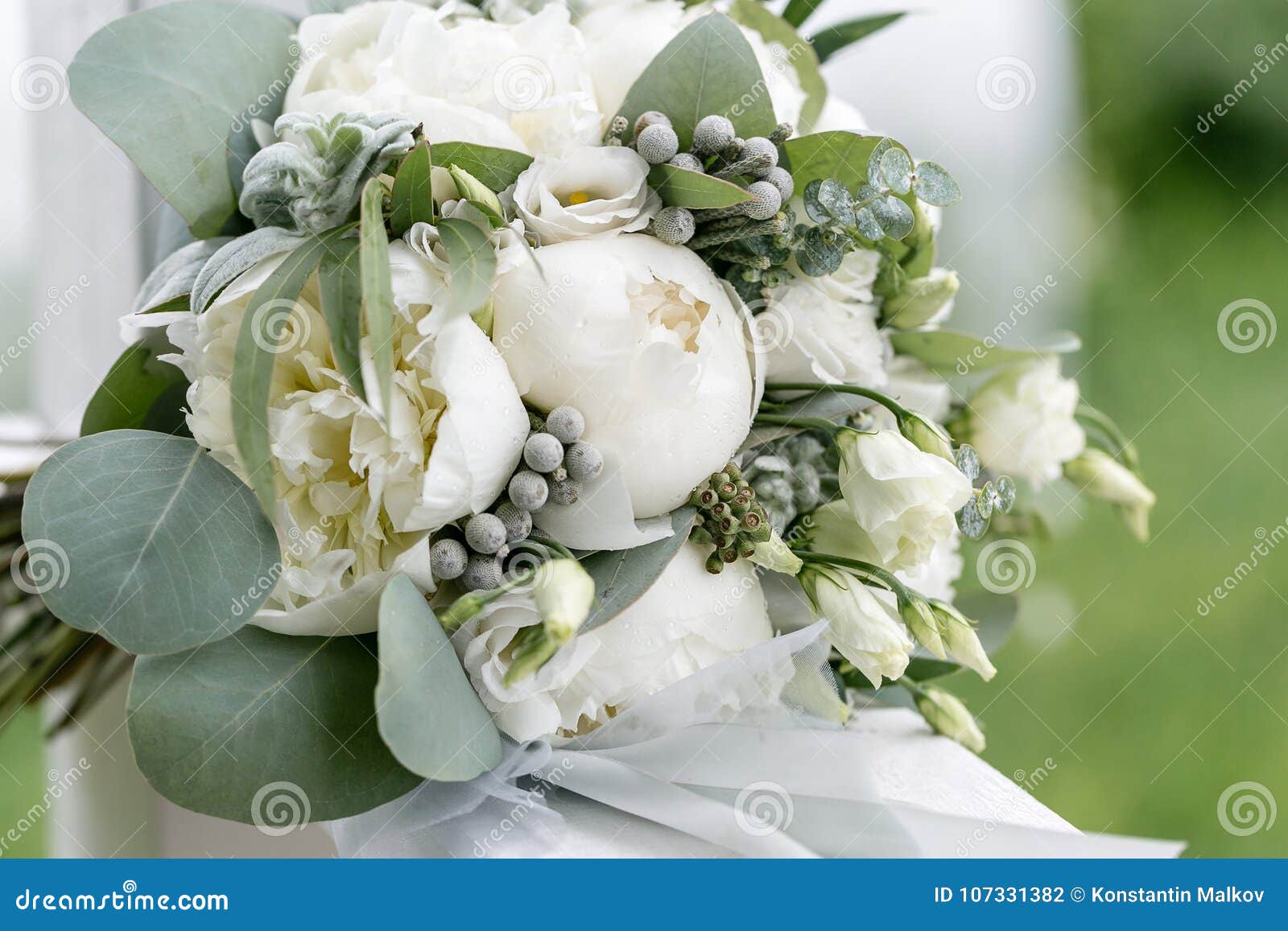 Bouquet De Mariage Avec Des Baisses De Pluie Matin Au Jour Du Mariage à  L'été Pivoines Blanches Et Eucalyptus De Beau Mélange Photo stock - Image  du nuptiale, groupe: 107331382