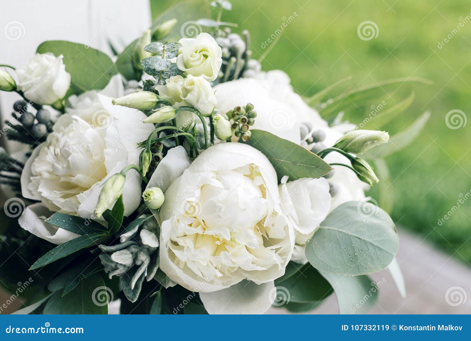 Bouquet De Mariage Avec Des Baisses De Pluie Matin Au Jour Du Mariage à  L'été Pivoines Blanches Et Eucalyptus De Beau Mélange Image stock - Image  du baisses, beau: 107332119