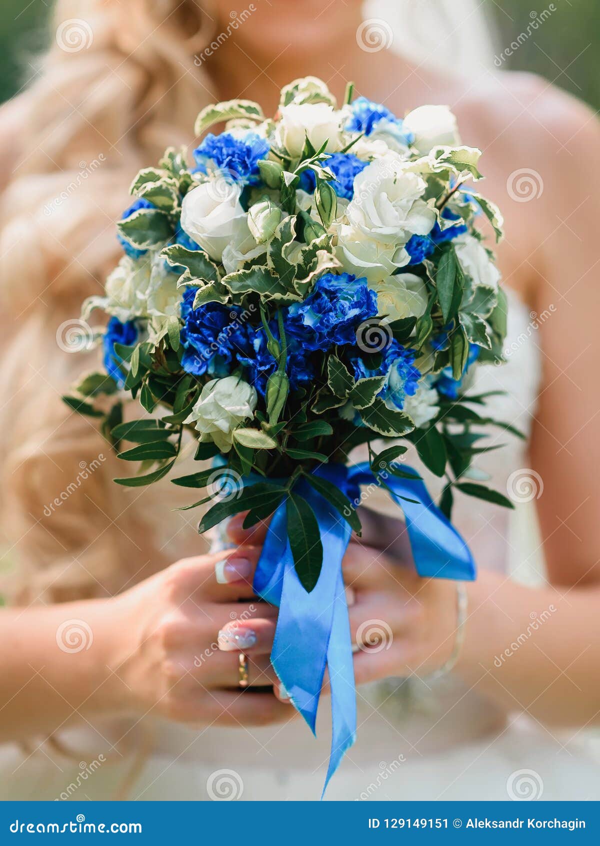 Bouquet De Mariage Avec Les Roses Blanches Et Les Fleurs Bleues Dans Les  Mains Image stock - Image du fille, décoration: 129149151