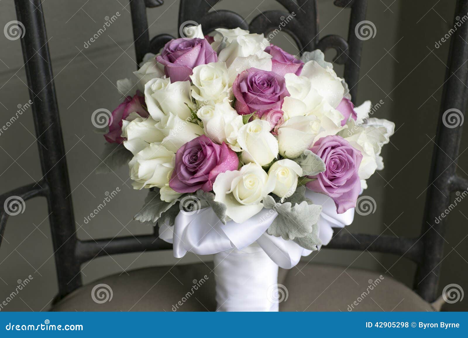 Bouquet De Mariage Des Fleurs Blanches Et Roses Photo stock - Image du  engagement, grand: 42905298