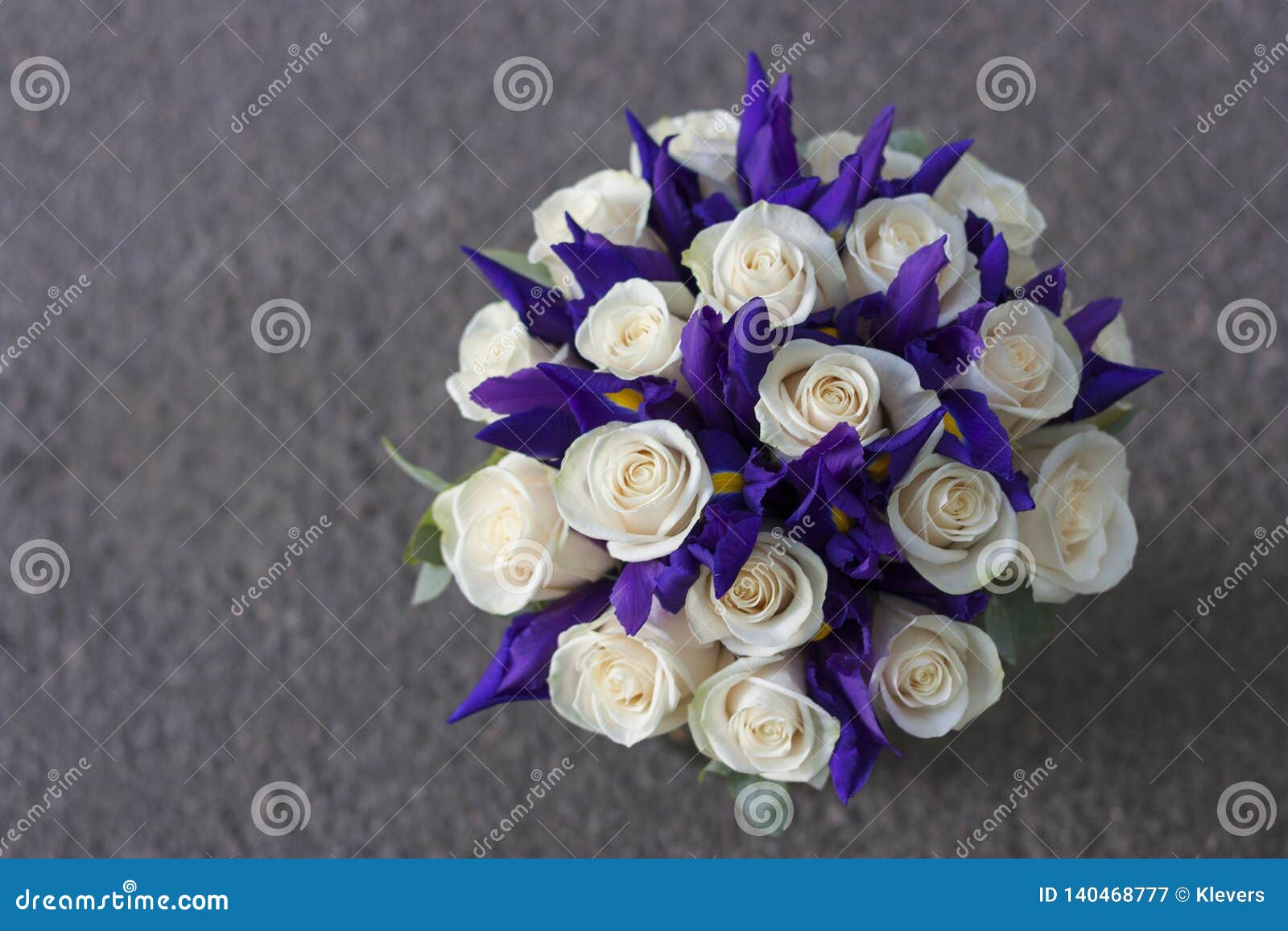 Bouquet De Mariage Des Fleurs Plan Rapproché Blanc Et Bleu De Fleurs Image  stock - Image du composition, bouquet: 140468777