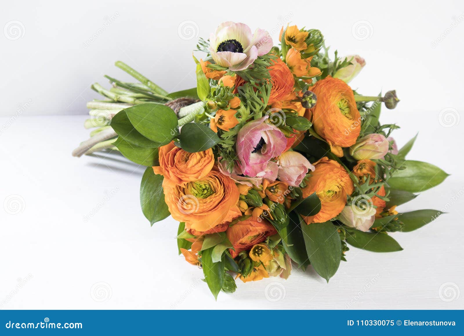 Bouquet De Mariage Des Renoncules, Des Anémones Et Du Ruscus Image stock -  Image du renoncule, arome: 110330075