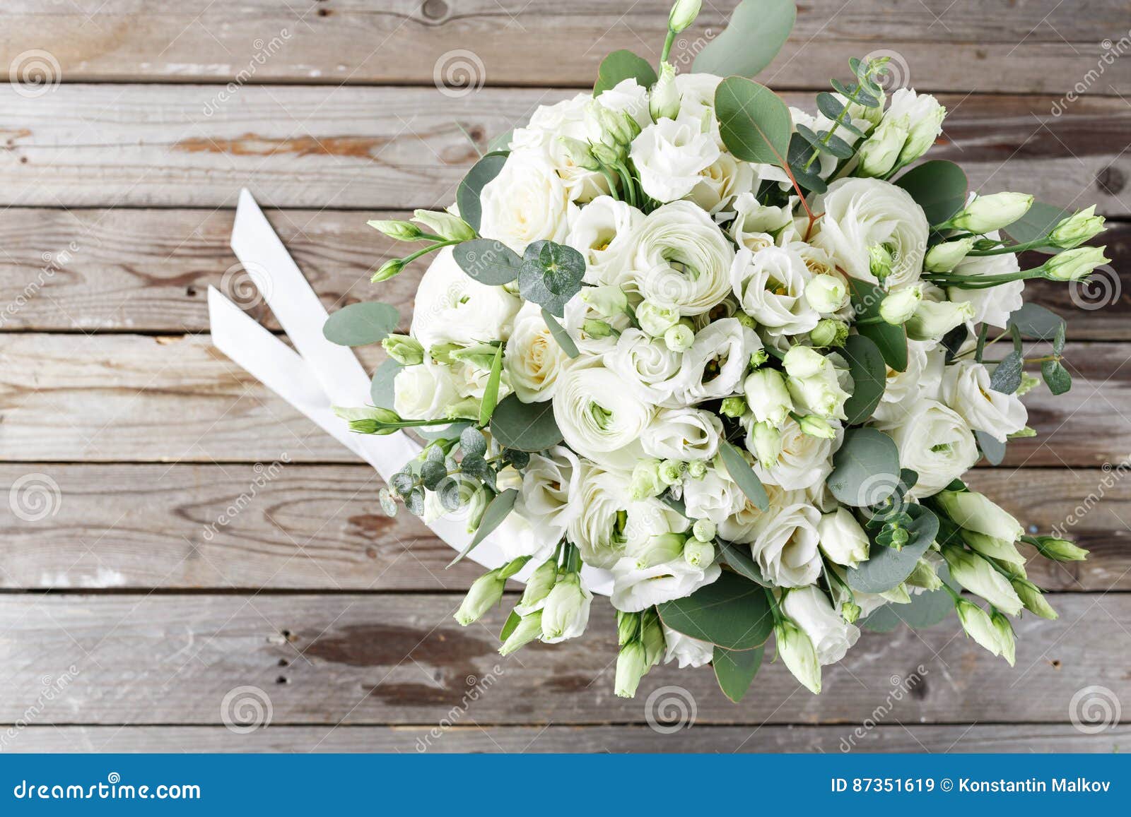 Bouquet De Mariage Des Roses Blanches Et Des Renoncules Sur Une Table En  Bois Vue Supérieure Vieux Fond Rustique Image stock - Image du eucalyptus,  floral: 87351619