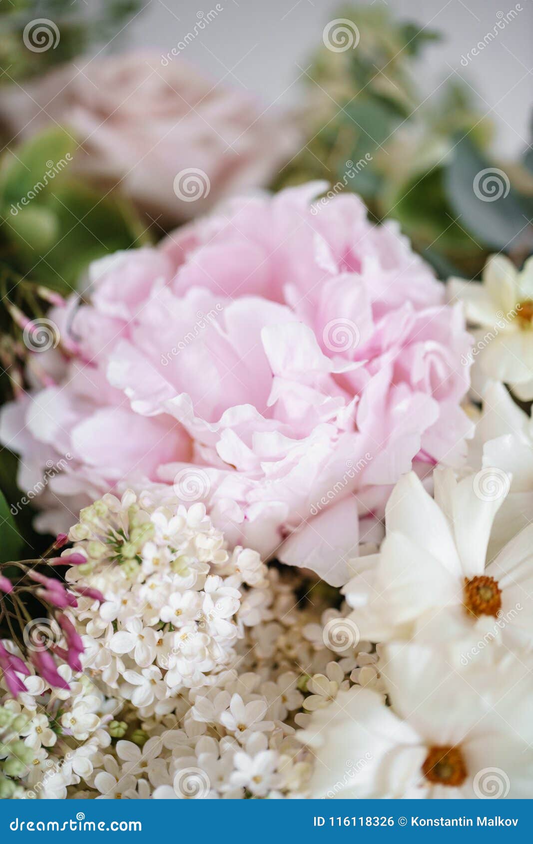 Bouquet De Mariage Du Lilas, Des Roses, De La Pivoine Et De La Renoncule  Blancs Sur Une Table En Bois Un Bon Nombre De Verdure, a Photo stock -  Image du nature,
