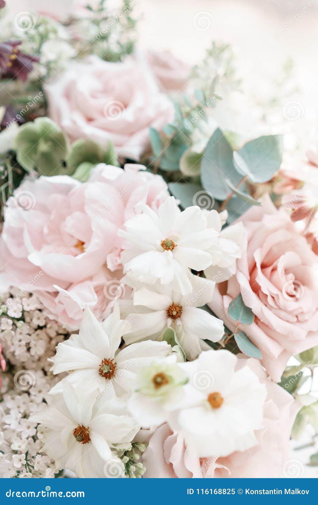 Bouquet De Mariage Du Lilas, Des Roses, De La Pivoine Et De La Renoncule  Blancs Un Bon Nombre De Verdure, Nuptiale En Désordre As Image stock -  Image du vert, mariage: 116168825
