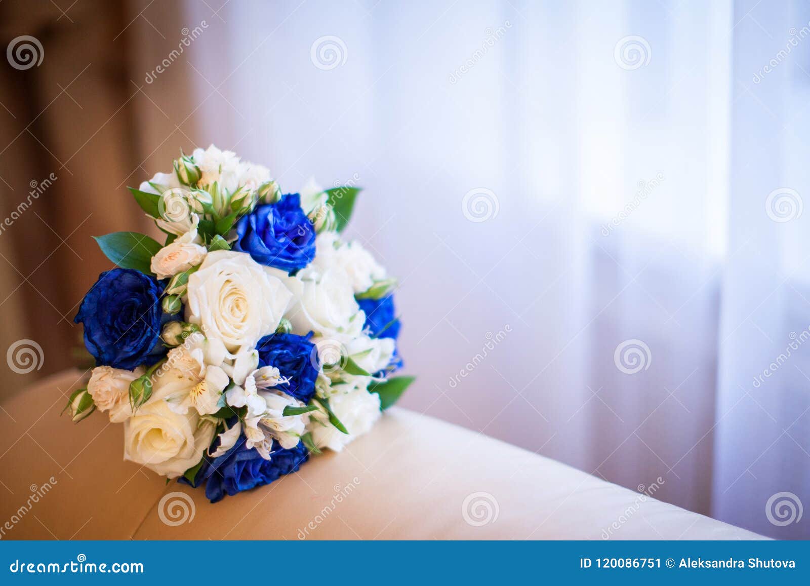 Bouquet De Mariage Les Fleurs Du ` S De Jeune Mariée Sont Les Roses Blanches  Et Bleues Image stock - Image du lumineux, bridesmaid: 120086751