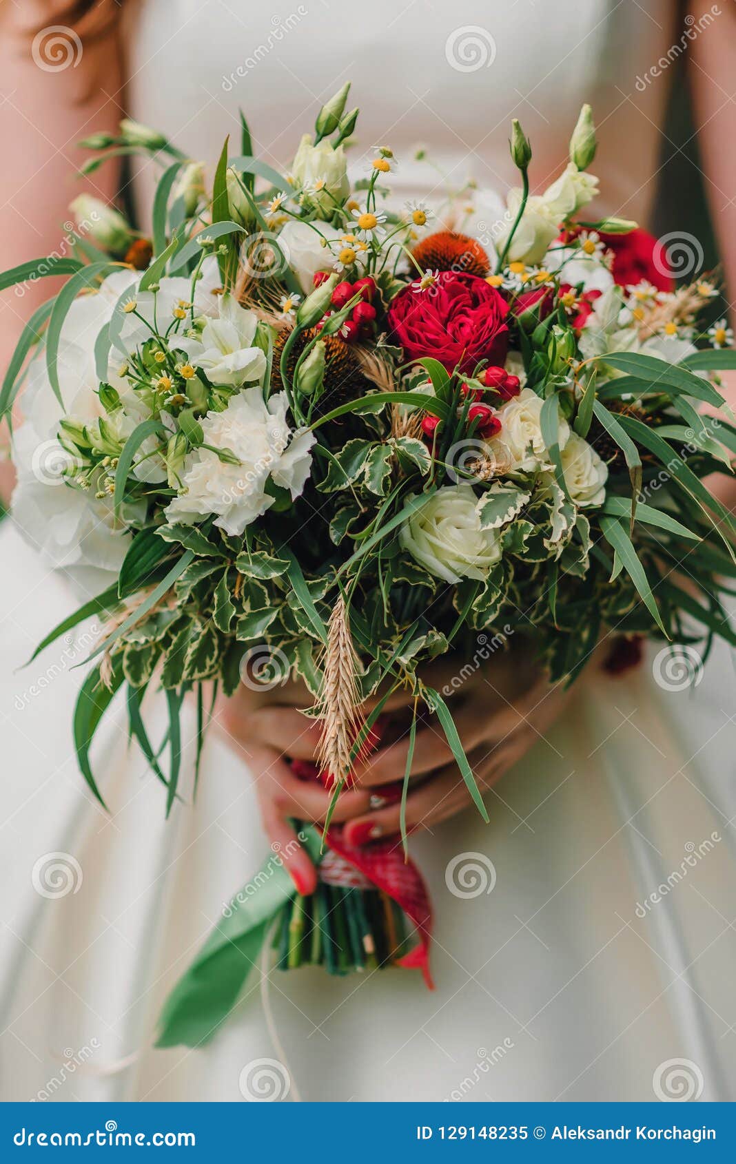 Bouquet De Mariage Rouge Et Blanc Dans Les Mains De La Jeune Mariée Image  stock - Image du amour, nuptiale: 129148235