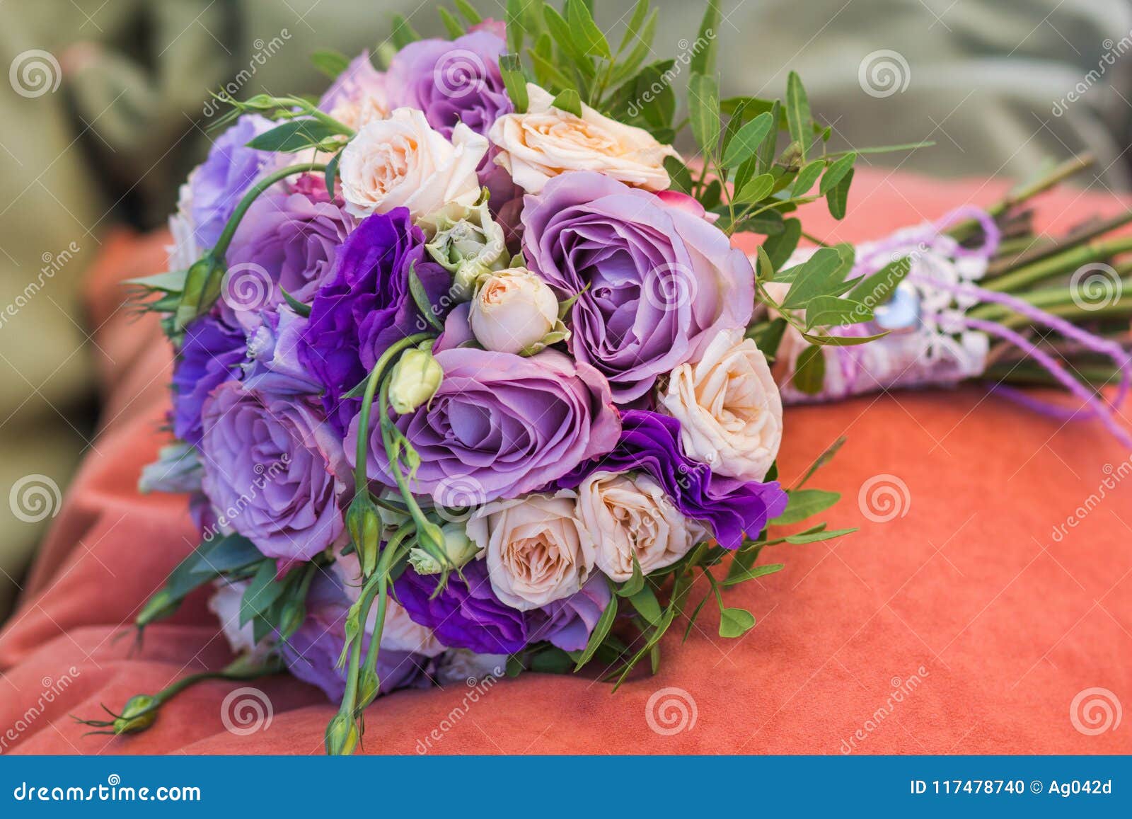 Bouquet De Mariage Sur Un Oreiller Orange, Bouquet De Jeune Mariée De Jet  Crème Rose, Rosier, Chemin De La Mémoire Pourpre De Ros Photo stock - Image  du coussin, eucalyptus: 117478740