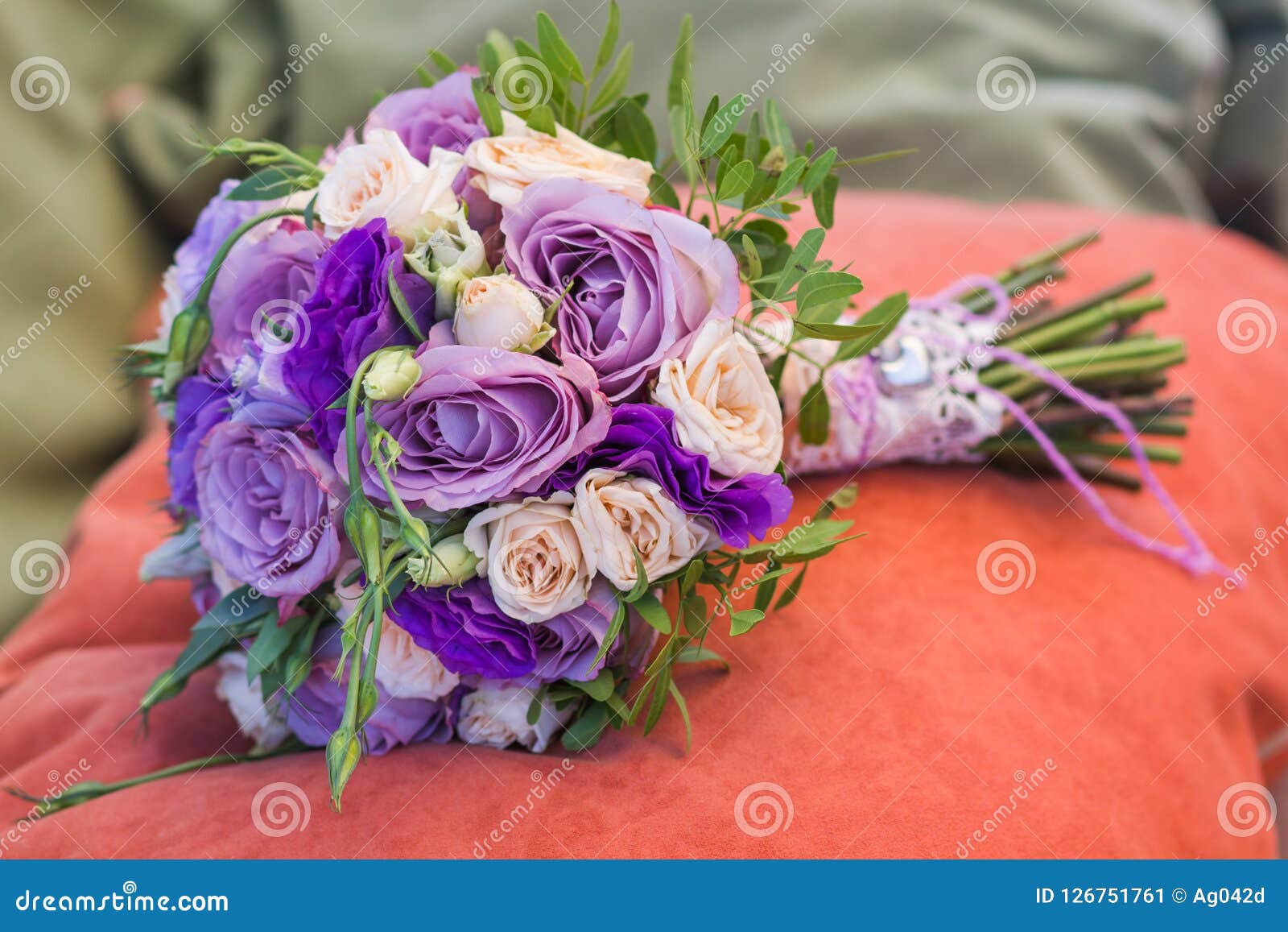 Bouquet De Mariage Sur Un Oreiller Orange, Bouquet De Jeune Mariée De Jet  Crème Rose, Rosier, Chemin De La Mémoire Pourpre De Ros Image stock - Image  du cadeau, fermer: 126751761