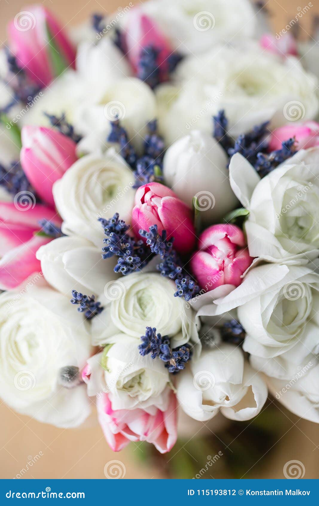 Bouquet De Mariage De Tulipe Rose Et De Renoncule Blanche Groupe Nuptiale  Moderne Lavande Sèche Photo stock - Image du anniversaire, chance: 115193812