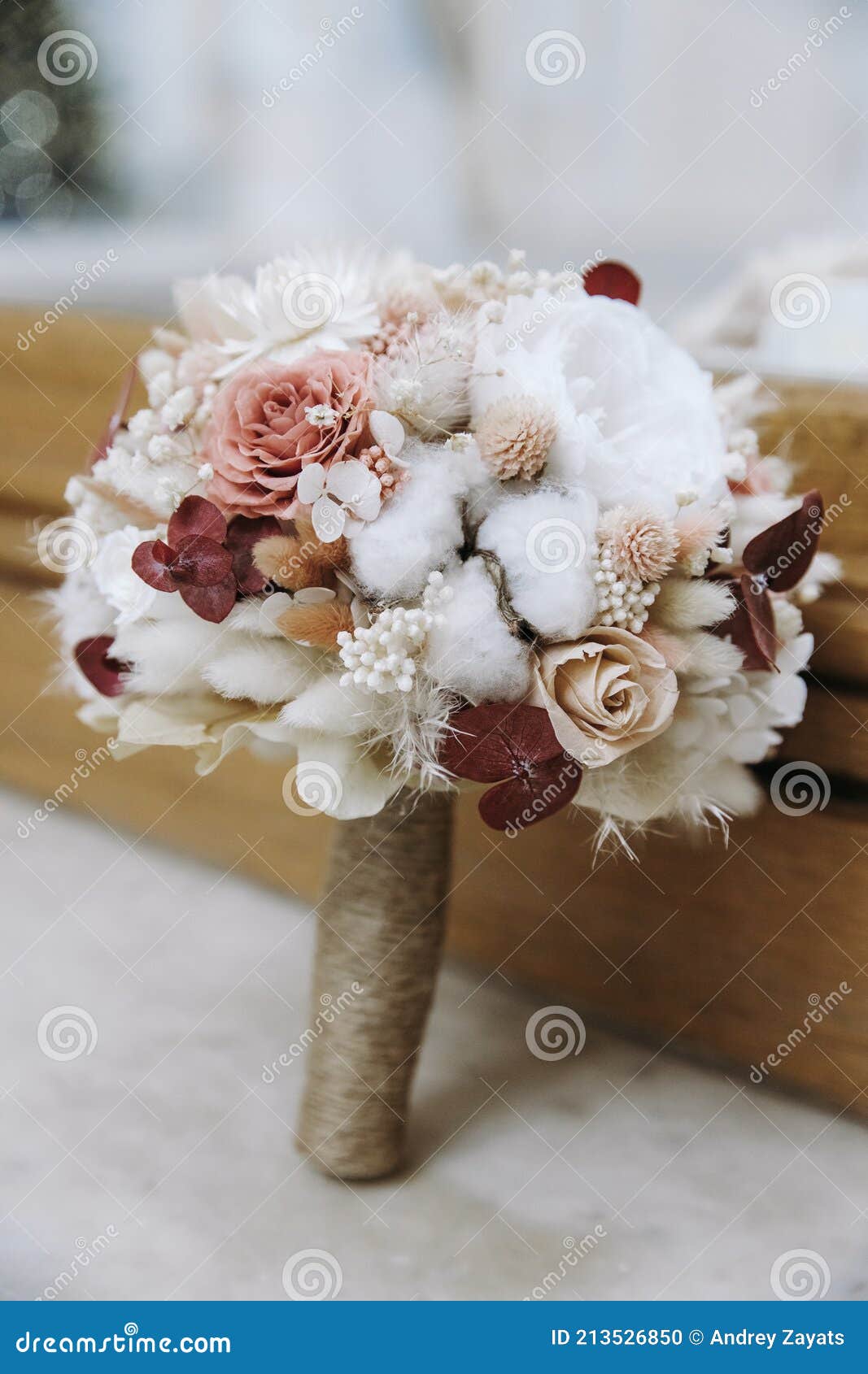 Bouquet De Noiva De Casamento De Flores Secas Ligeiramente Rosa No Mármore  Branco Foto de Stock - Imagem de conceito, macio: 213526850