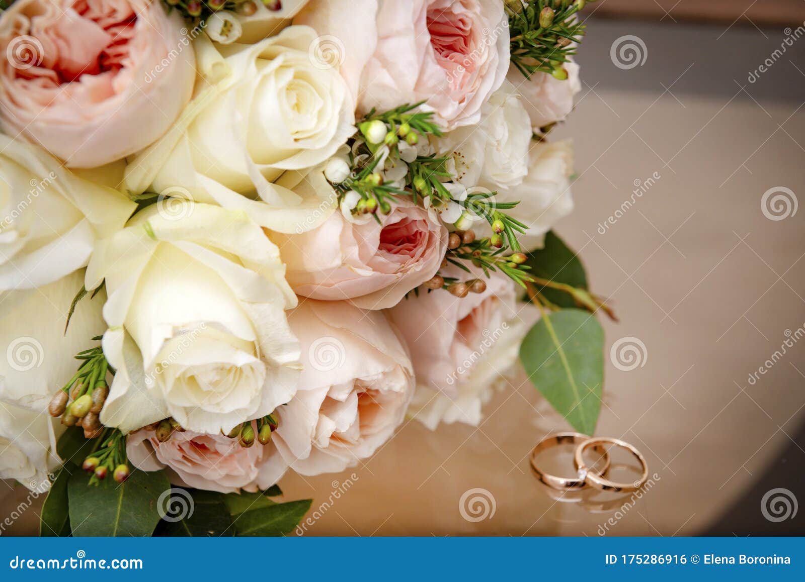 Bouquet De Noiva Com Rosas Cor-de-rosa E Beges E Anéis De Casamento Foto de  Stock - Imagem de case, vermelho: 175286916
