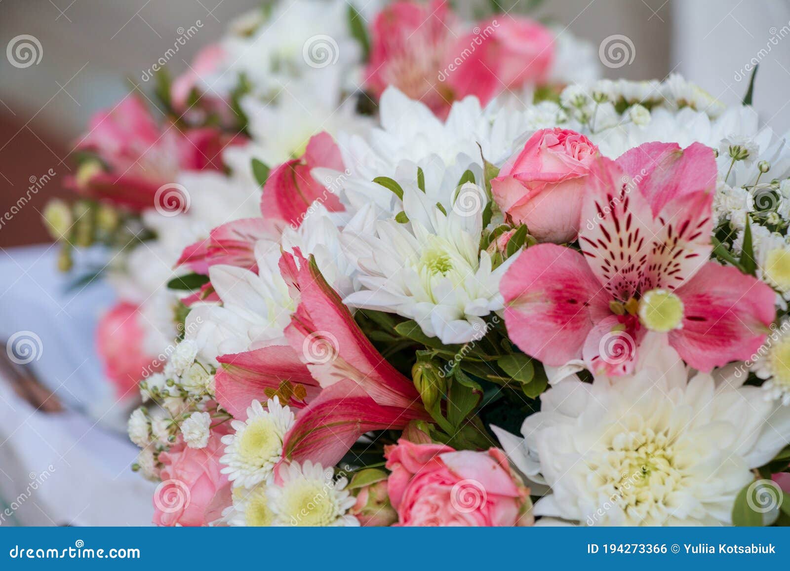 Bouquet De Noivas De Flores Brancas E Orquídeas Cor-de-rosa. Bouquets Para  Madrinhas. Margarida Branca. Foto de Stock - Imagem de bridesmaids,  romântico: 194273366