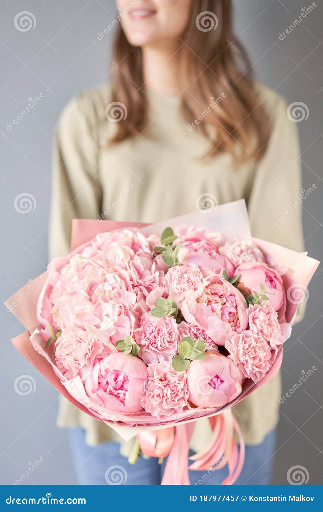 Bouquet De Pivoines Et Des Oeillets Roses Dans Les Mains De La Femme.  Magasin Floral Moderne. Travaux De Finition Du Fleuriste. La Image stock -  Image du botanique, frais: 187977457