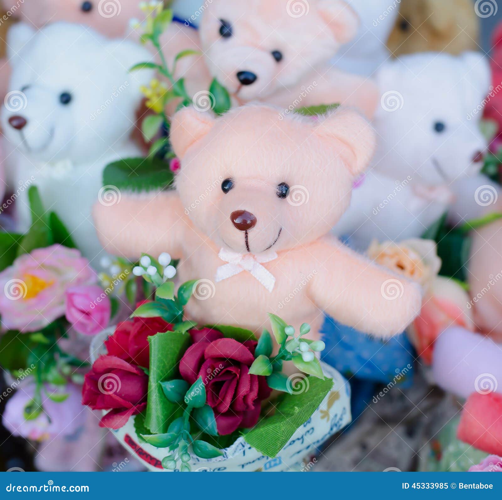 Bouquet De Prise D'ours De Nounours Des Fleurs Image stock - Image du  félicitation, puéril: 45333985