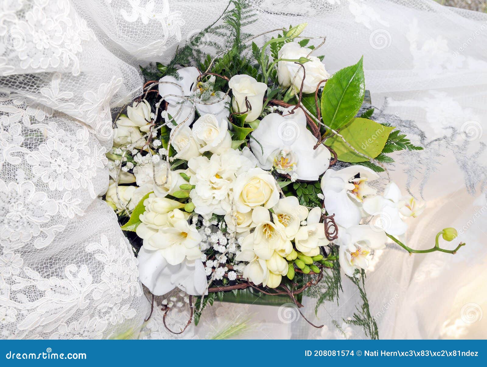 Bouquet De Rosas Brancas E Orquídeas Sobre Um Tecido De Rendas Brancas.  Foto de Stock - Imagem de elegante, planta: 208081574