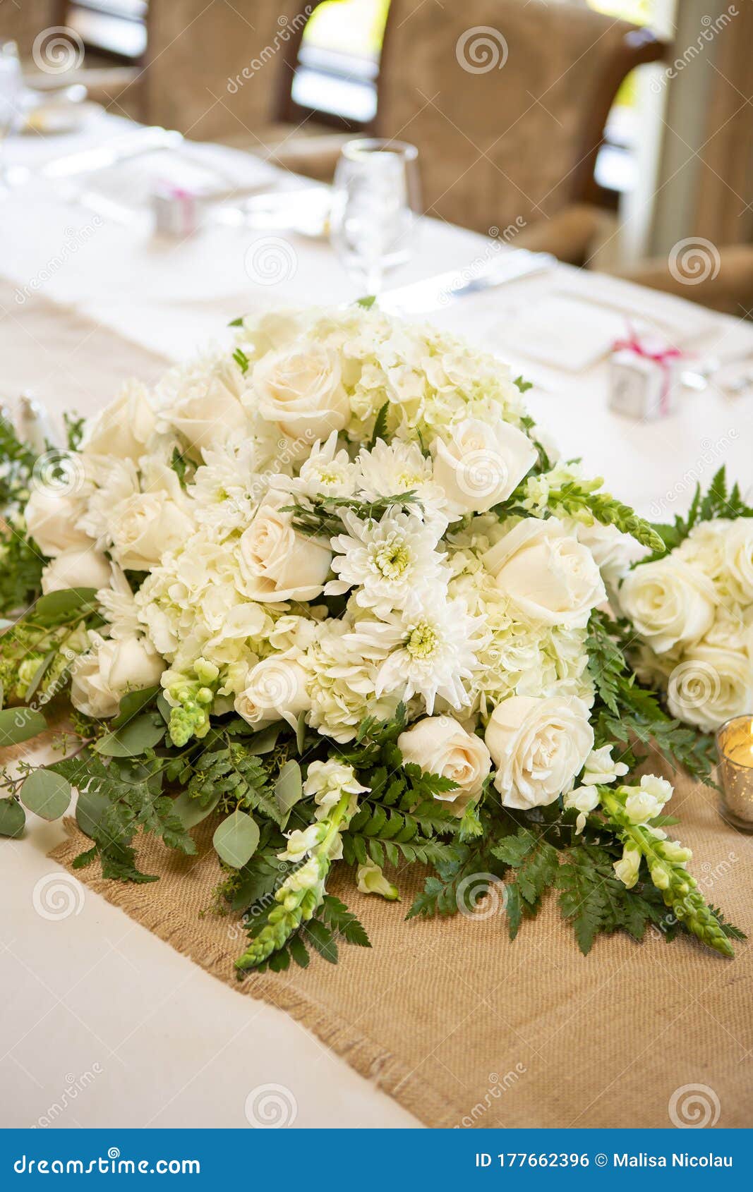 Bouquet De Rosas E Margaridas Em Uma Mesa Pronta Para Uma Festa De Casamento  Foto de Stock - Imagem de nave, flor: 177662396