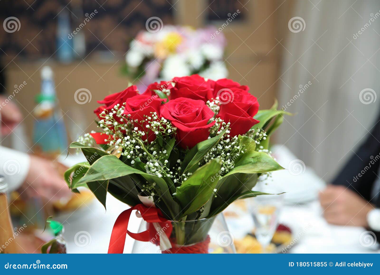 Bouquet De Rose Rouge . Beau Bouquet Vert De Fleurs Rouges Dans Un Vase En  Verre . Bouquet De Mariage Rouge Dans Un Pot En Verre Image stock - Image  du frais, vivacité: 180515855