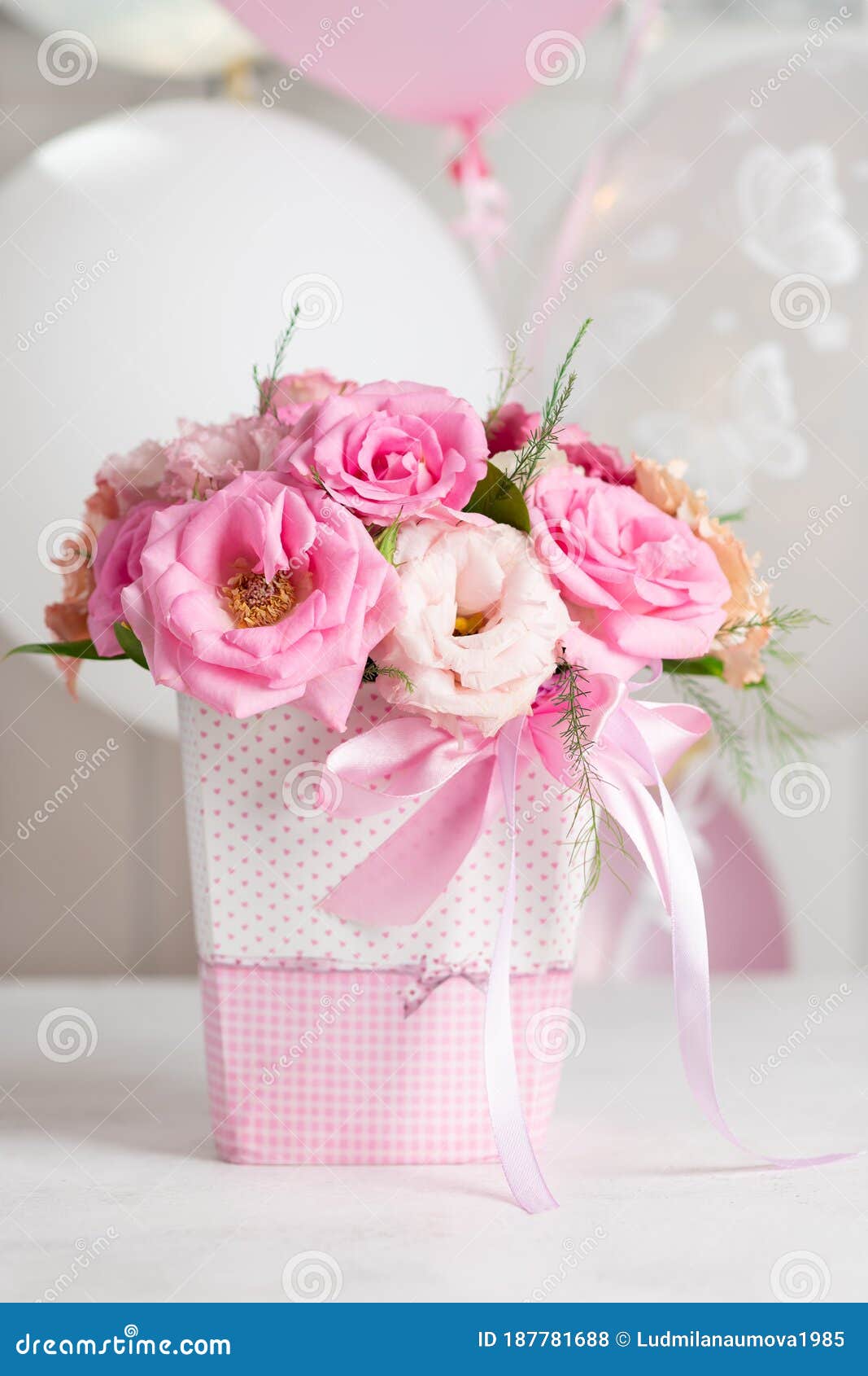 Bouquet De Roses Et Des Eustomas Roses Sensibles Dans Une Boîte Dans Le  Contexte Des Ballons. Concept De Joyeux Anniversaire. Photo stock - Image  du fête, floral: 187781688