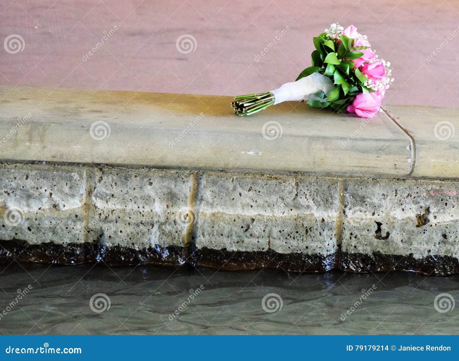 Bouquet des fleurs. Un bouquet rose des fleurs reposant le long du côté la promenade de rivière brillant sa beauté