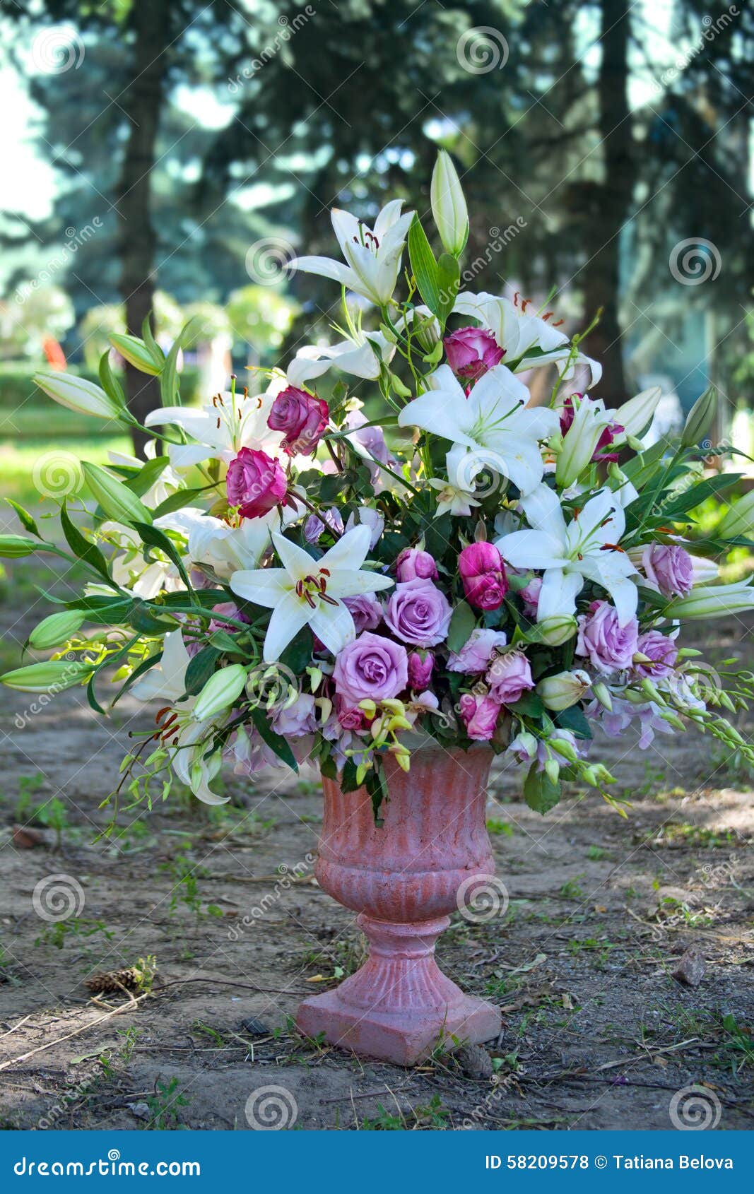 VASE EXTÉRIEUR DE JARDIN EN PIERRE RECONSTITUÉE AUX FLEURS-A