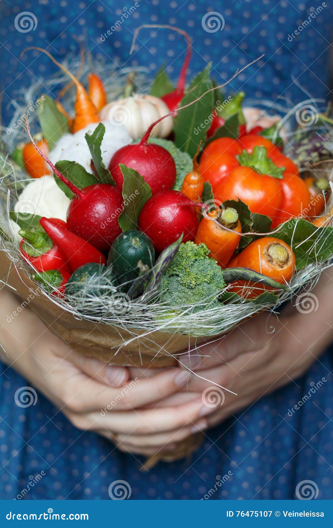 Bouquet Des Légumes Frais Chez La Main Du ` S Des Femmes Image