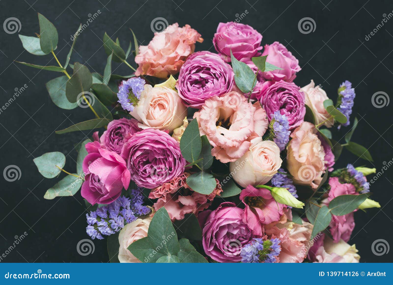 Bouquet Des Pivoines Et Des Roses Photo stock - Image du anniversaire,  beauté: 139714126