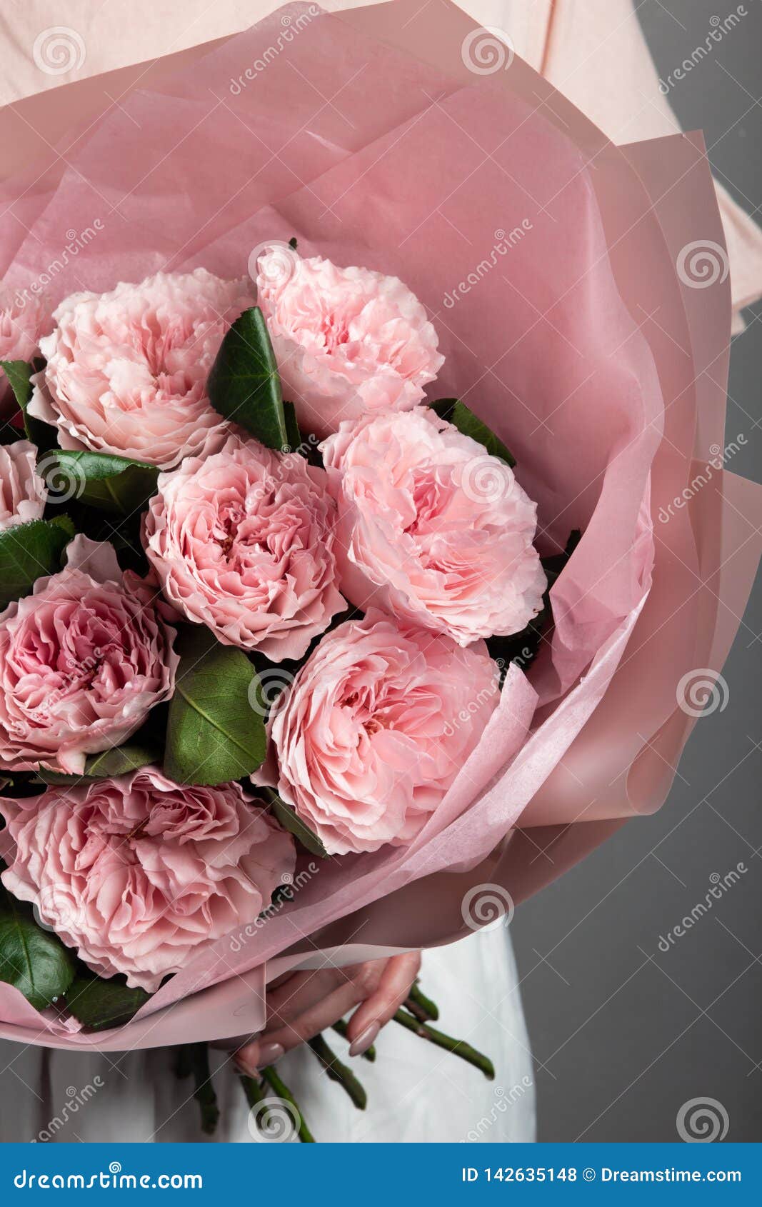 Bouquet Des Pivoines Roses, Fleurs Luxuriantes Et Fraîches Photo stock -  Image du empaquetage, pétale: 142635148