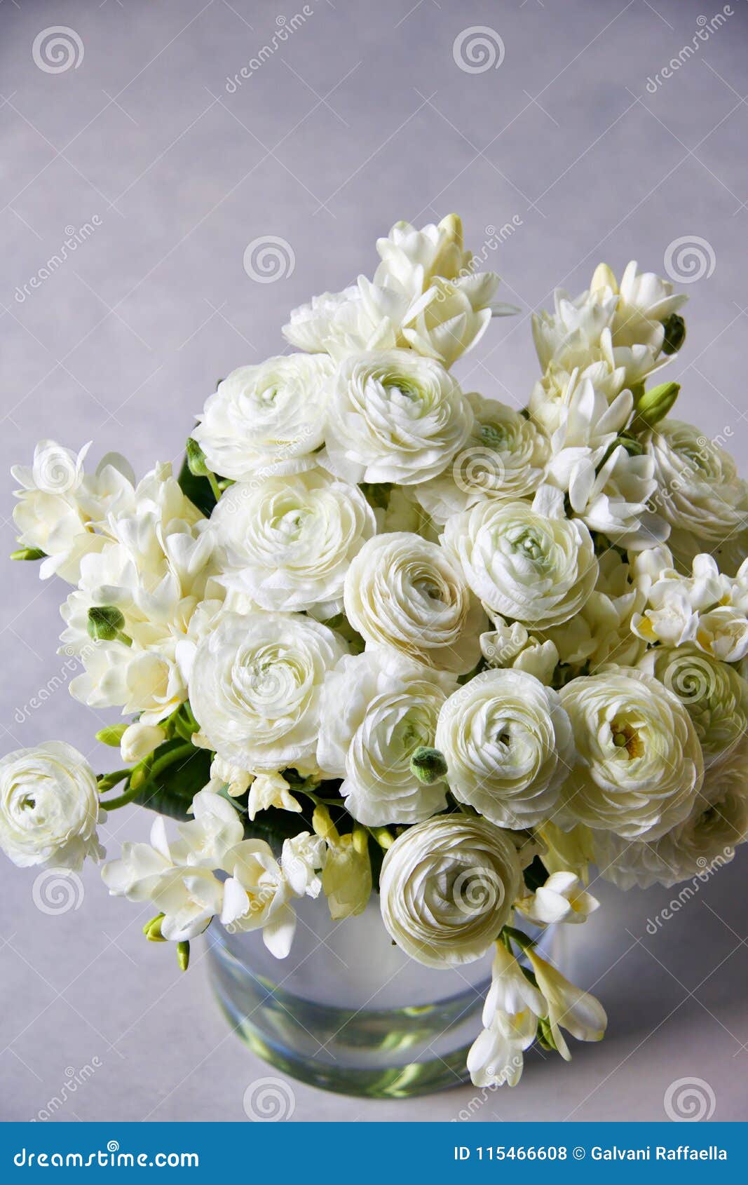 Bouquet Des Renoncules Blanches Et Des Freesias Dans Un Pot En Verre Photo  stock - Image du flore, floral: 115466608