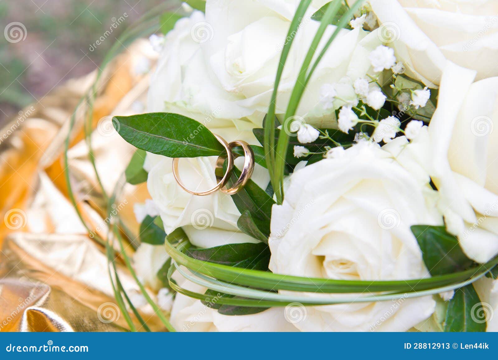 Bouquet Des Roses Blanches Avec Le Plan Rapproché Des Boucles De Mariage  D'or Sur La Rose Blanche Image stock - Image du anniversaire, lame: 28812913