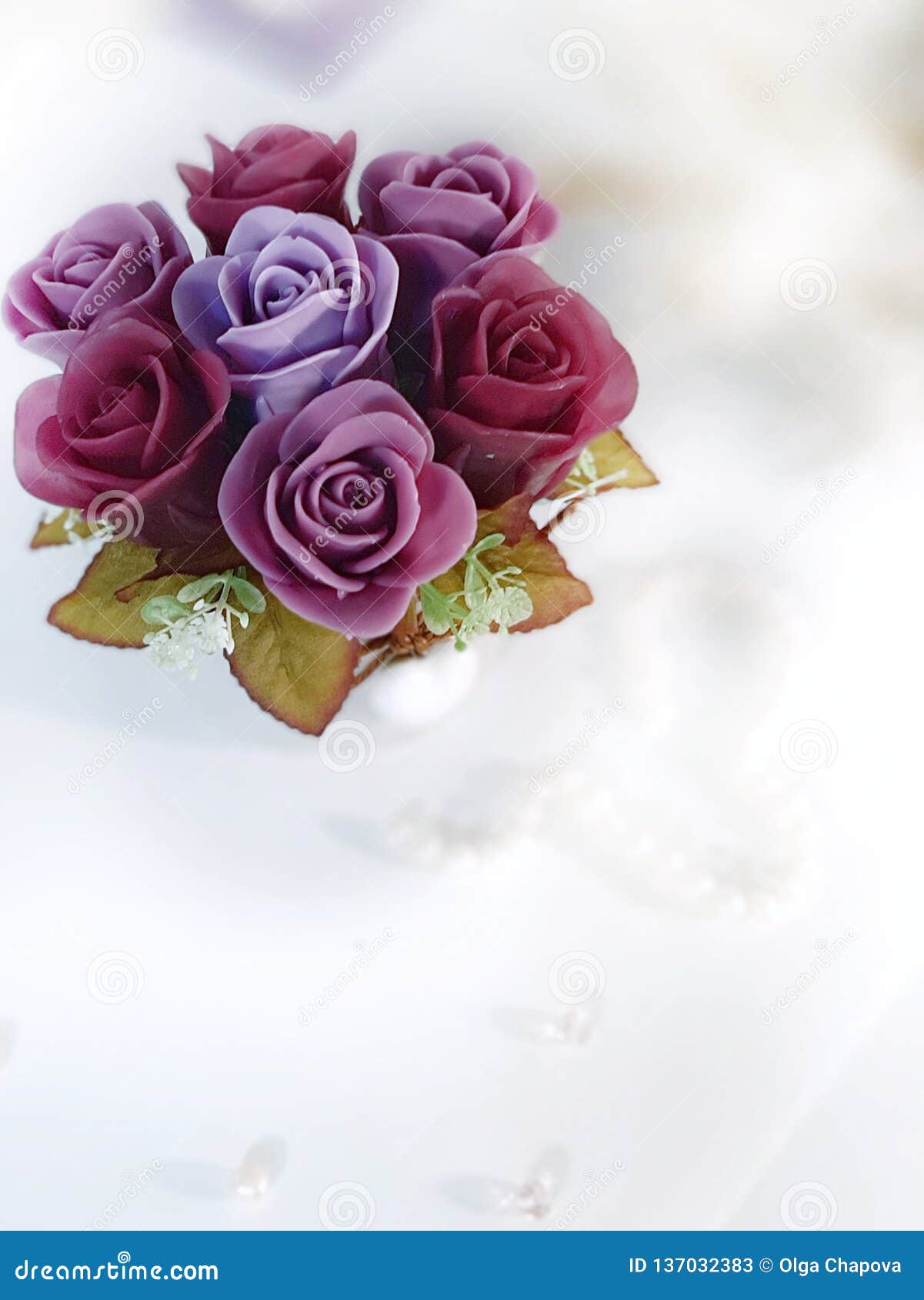 Bouquet Des Roses Violettes Sur Le Fond Blanc Image stock - Image du  anniversaire, cadre: 137032383