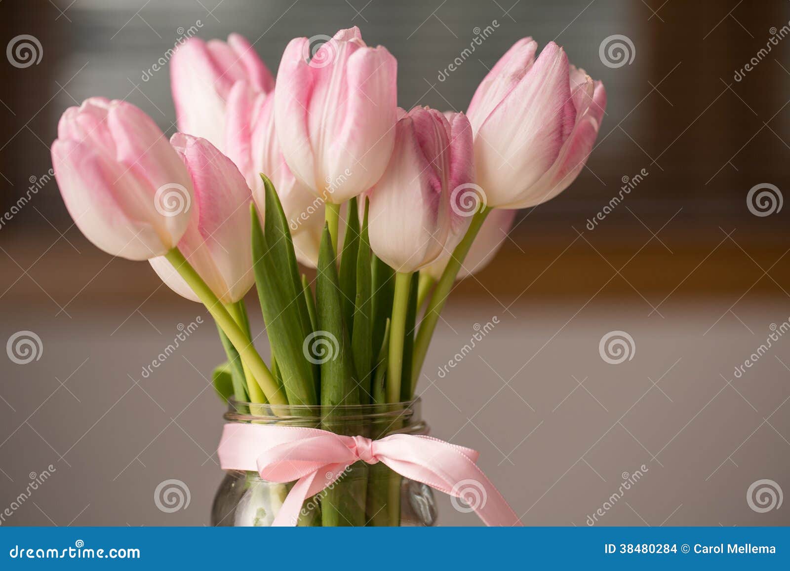 Bouquet Des Tulipes Roses Et Blanches Dans Le Vase En Verre à Pot Photo  stock - Image du abondance, floraison: 38480284