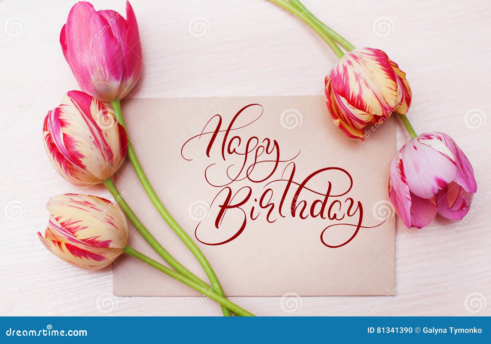 Bouquet Des Tulipes Rouges Sur Le Fond Blanc Avec Le Joyeux Anniversaire Des Textes Lettrage De Calligraphie Photo Stock Image Du Lettrage Bouquet