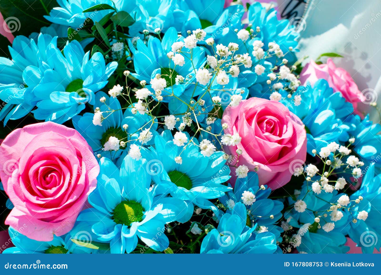 Bouquet Di Fiori Di Azzurro E Di Rosa Presente Per Compleanno, Giorno Della Donna O Giorno Di ...