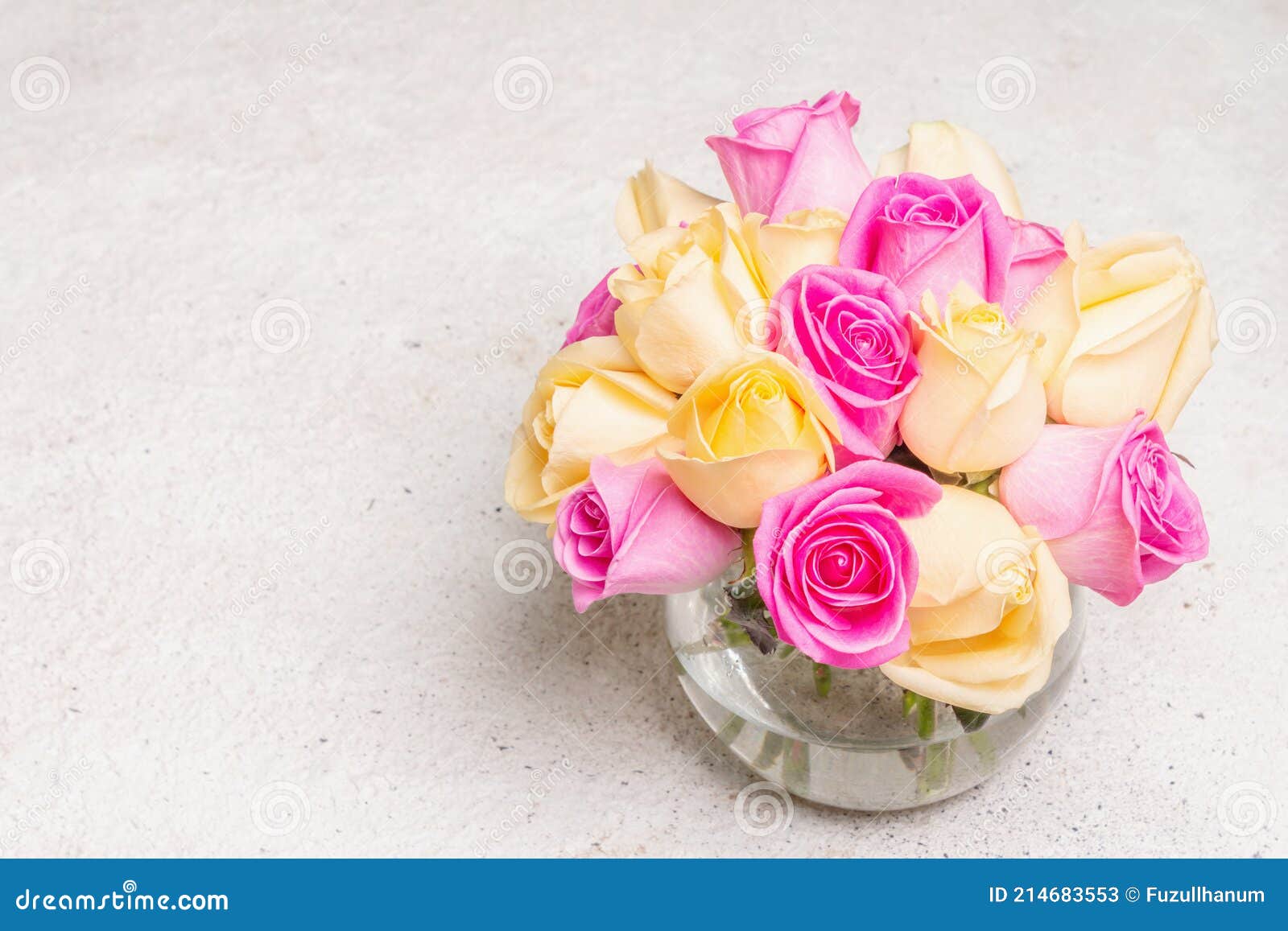 Bouquet di rose nuove e multicolori in un vaso. il concetto di festa per i matrimoni natalizi 8 marzo giornata delle madri o dei valentini. sfondo della luce della scheda di auguri