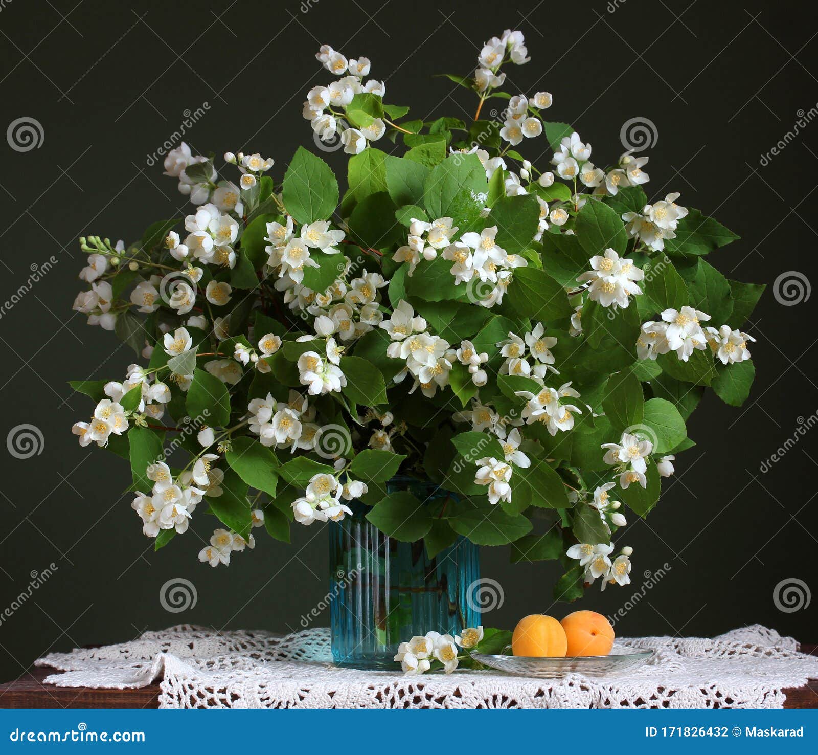 Bouquet Jasmim Florescente Com Ramos Com Flores Brancas Em Um Vaso De Vidro  Foto de Stock - Imagem de molhado, vidro: 171826432