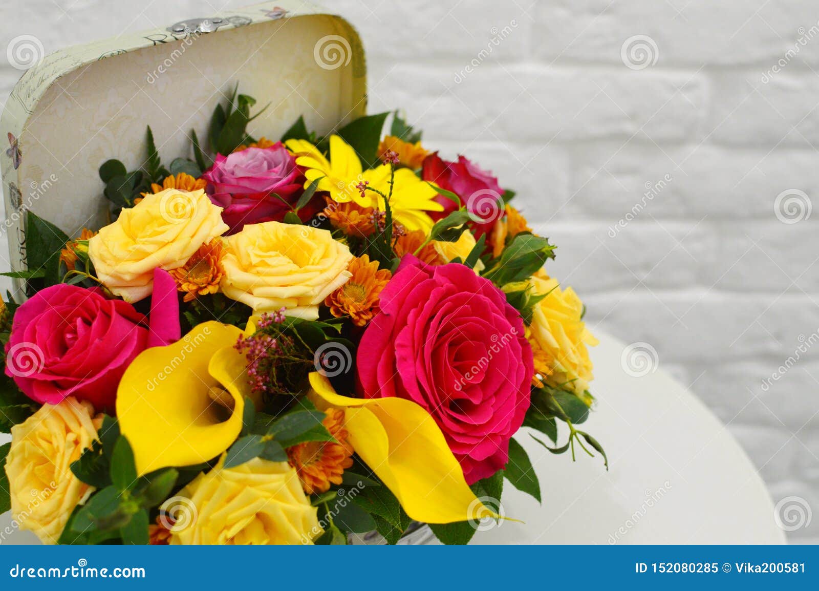 Bouquet Multicolore Des Fleurs Dans Une Boîte Originale Image stock - Image  du anniversaire, floral: 152080285